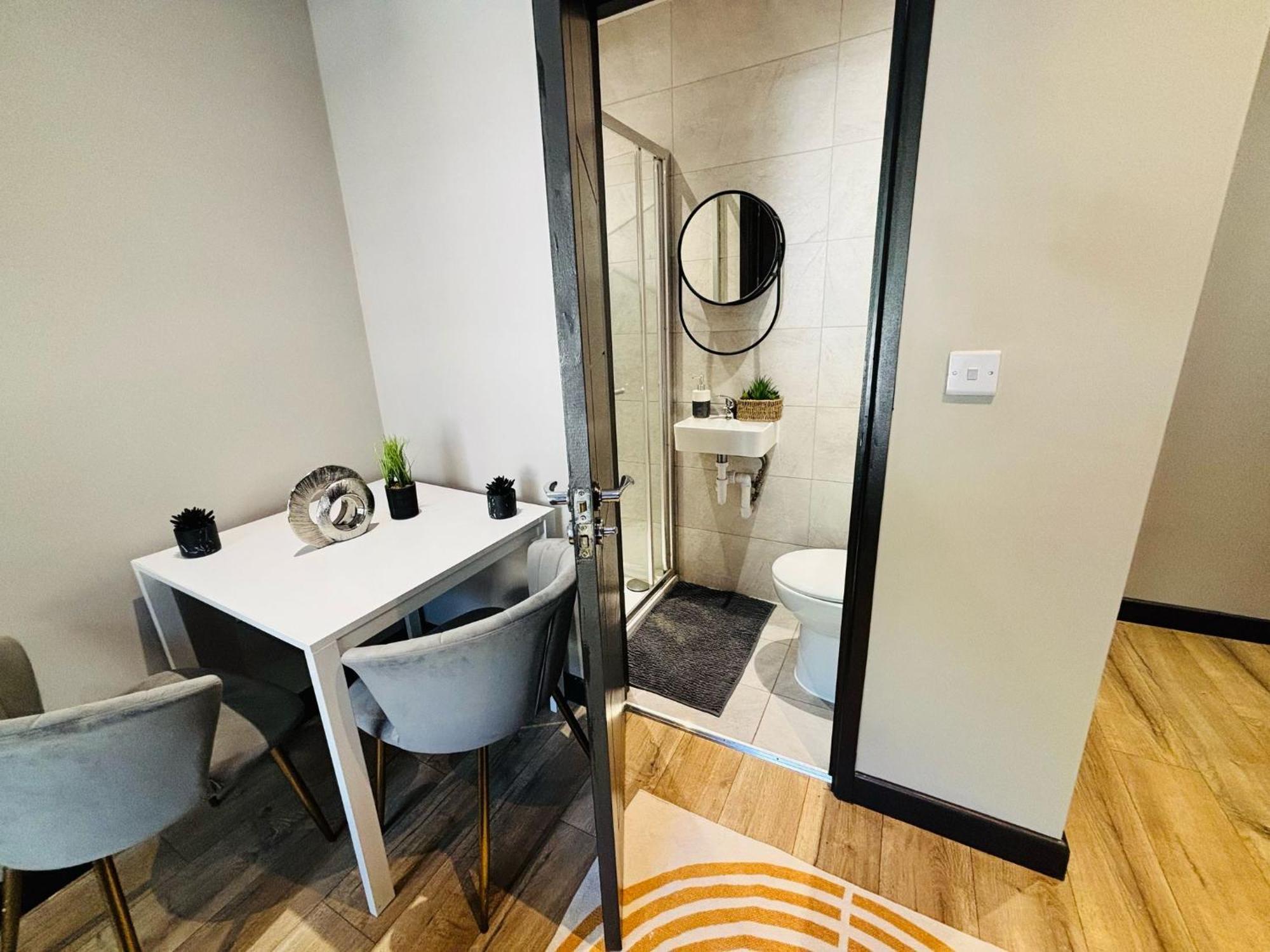 Holloway's House - No 37 - Bright & Cozy Escape *