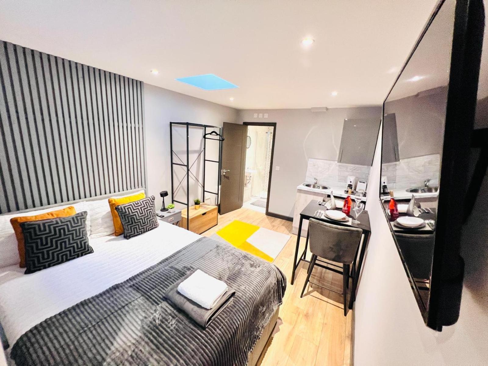 Holloway's House - No 37 - Bright & Cozy Escape Apartment London